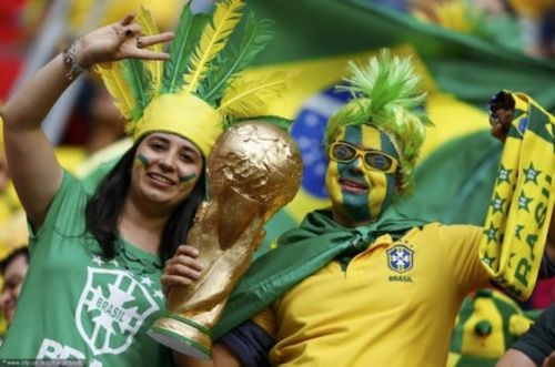 幸灾乐祸!得知巴西被淘汰后,前往观战的阿根廷球迷欢呼庆祝